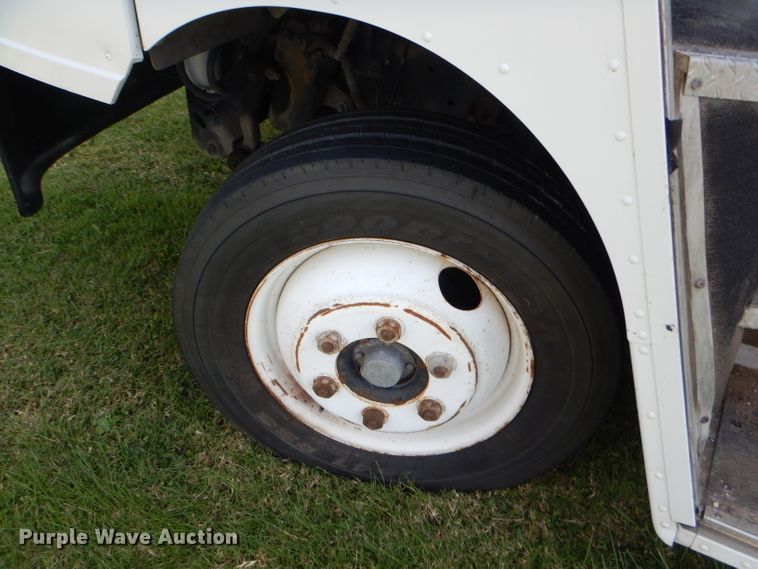 image for item EY9272 2005 Freightliner MT45 delivery truck