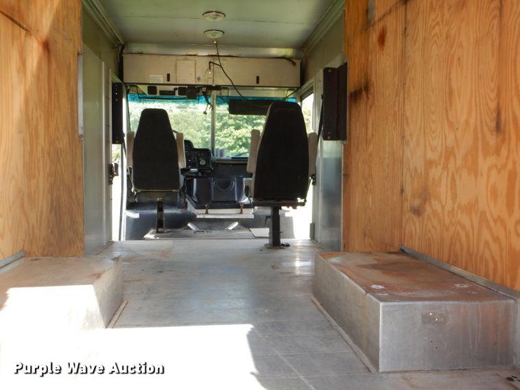 image for item EY9272 2005 Freightliner MT45 delivery truck