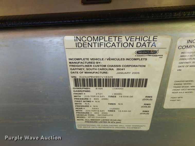 image for item EY9272 2005 Freightliner MT45 delivery truck