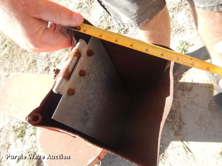 image for item FA9312 Trash spreader