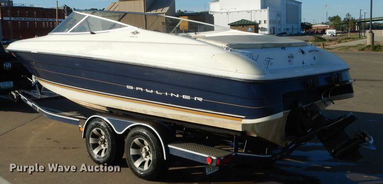 image for item FI9662 1996 Bayliner 2250LS boat