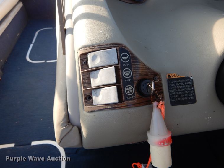 image for item FI9662 1996 Bayliner 2250LS boat