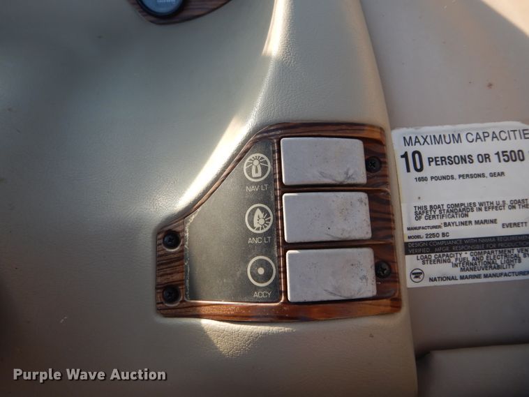 image for item FI9662 1996 Bayliner 2250LS boat