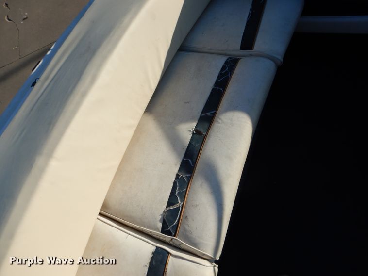 image for item FI9662 1996 Bayliner 2250LS boat