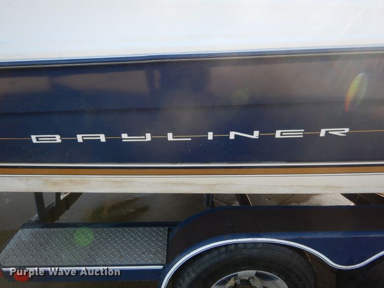 image for item FI9662 1996 Bayliner 2250LS boat