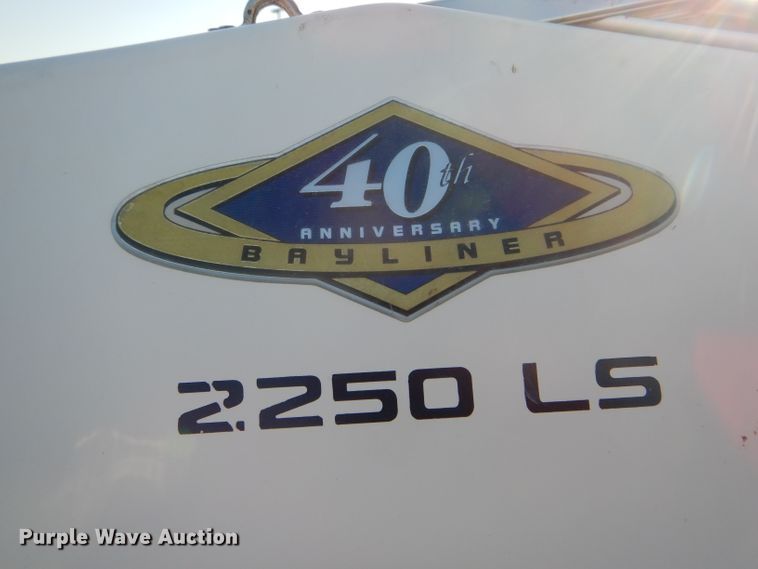 image for item FI9662 1996 Bayliner 2250LS boat