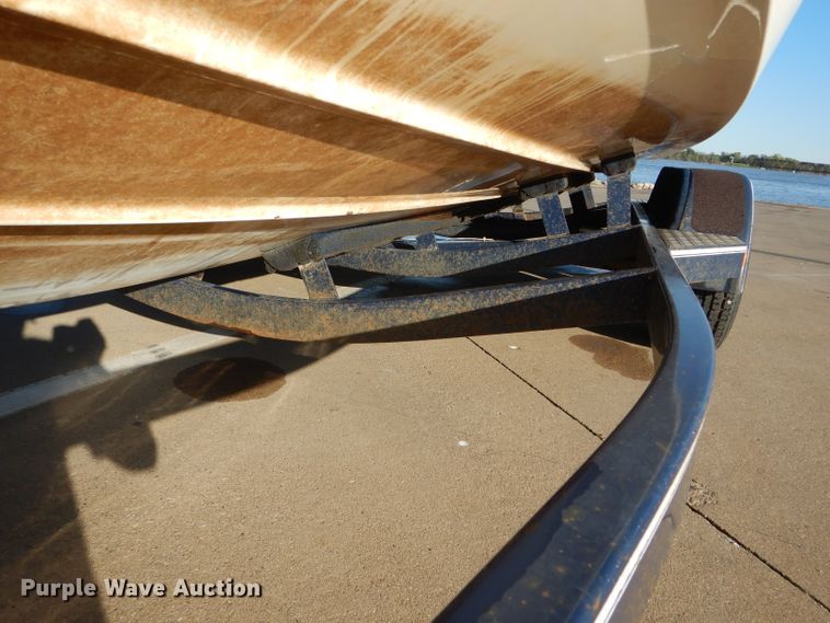 image for item FI9662 1996 Bayliner 2250LS boat