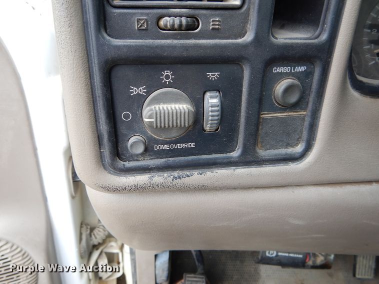 image for item FI9675 2002 GMC Sierra 2500HD pickup truck