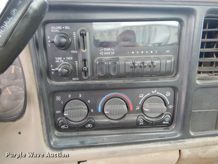image for item FI9675 2002 GMC Sierra 2500HD pickup truck