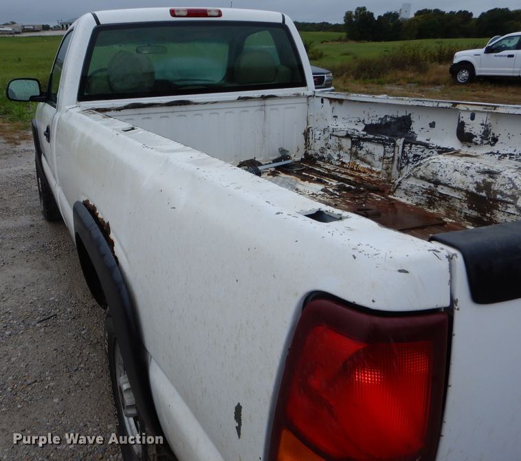 image for item FI9675 2002 GMC Sierra 2500HD pickup truck