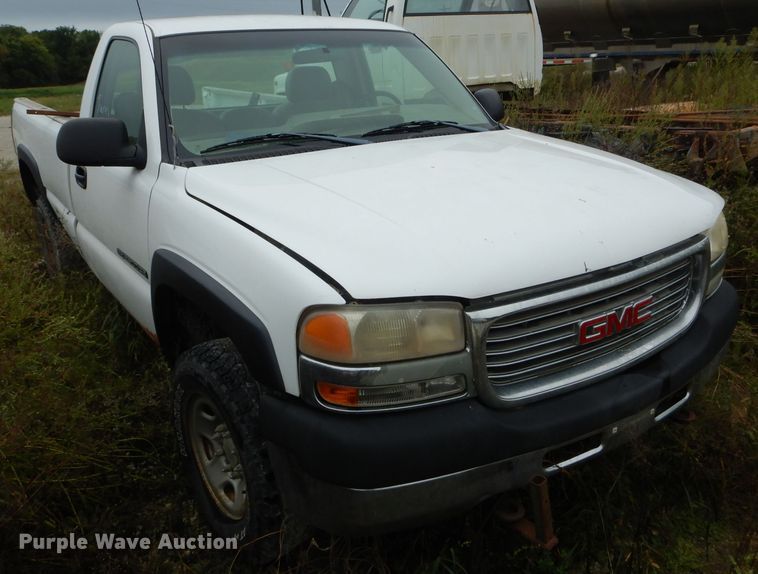 image for item FI9680 2002 GMC Sierra 2500HD pickup truck