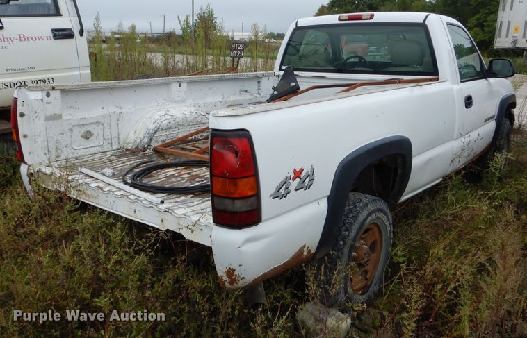 image for item FI9680 2002 GMC Sierra 2500HD pickup truck