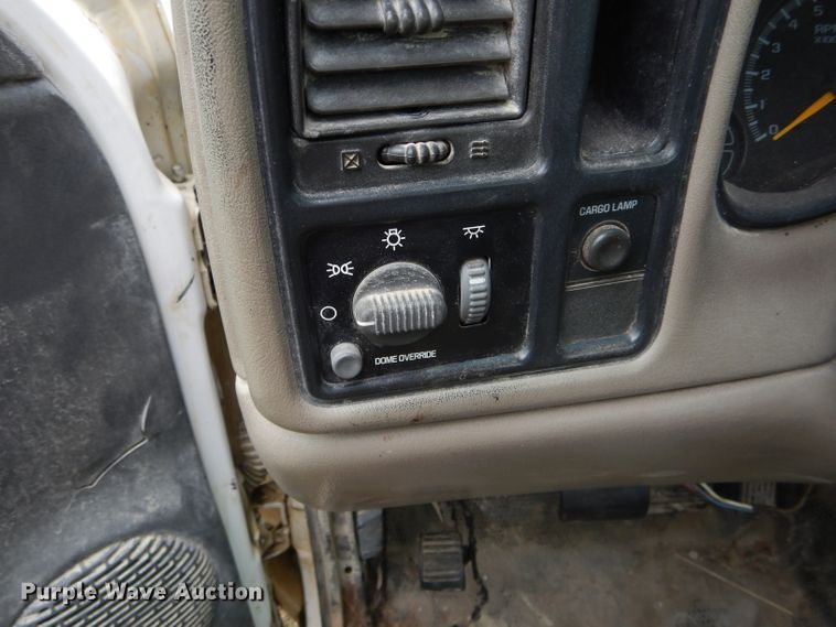 image for item FI9680 2002 GMC Sierra 2500HD pickup truck