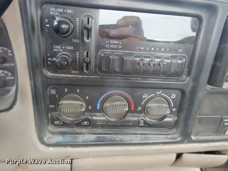 image for item FI9680 2002 GMC Sierra 2500HD pickup truck