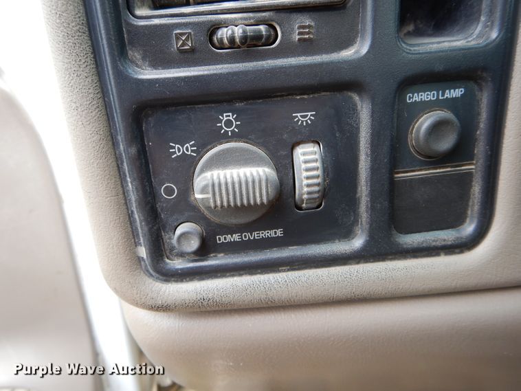 image for item FI9682 2002 GMC Sierra 2500HD pickup truck