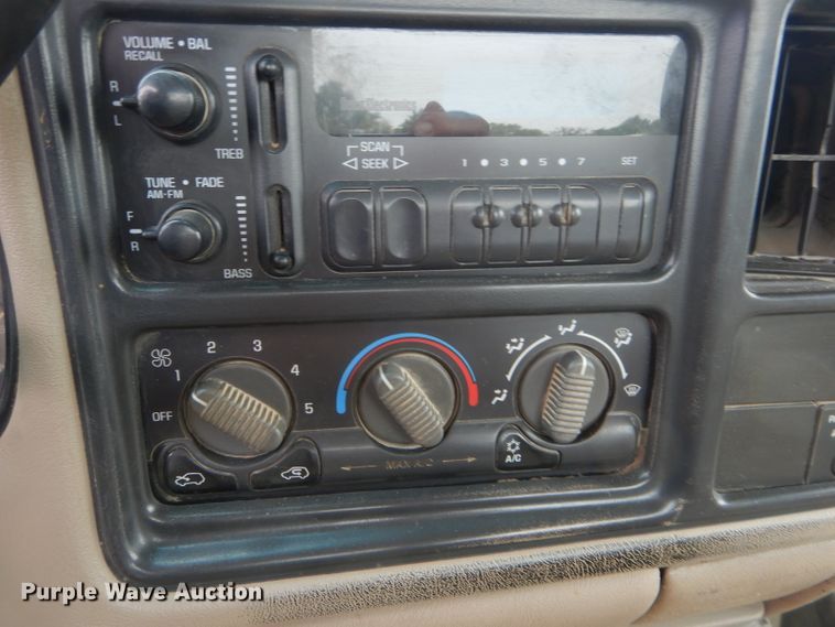 image for item FI9682 2002 GMC Sierra 2500HD pickup truck