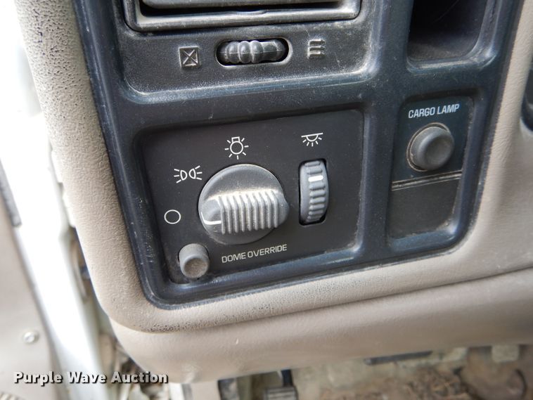 image for item FI9683 2002 GMC Sierra 2500HD pickup truck