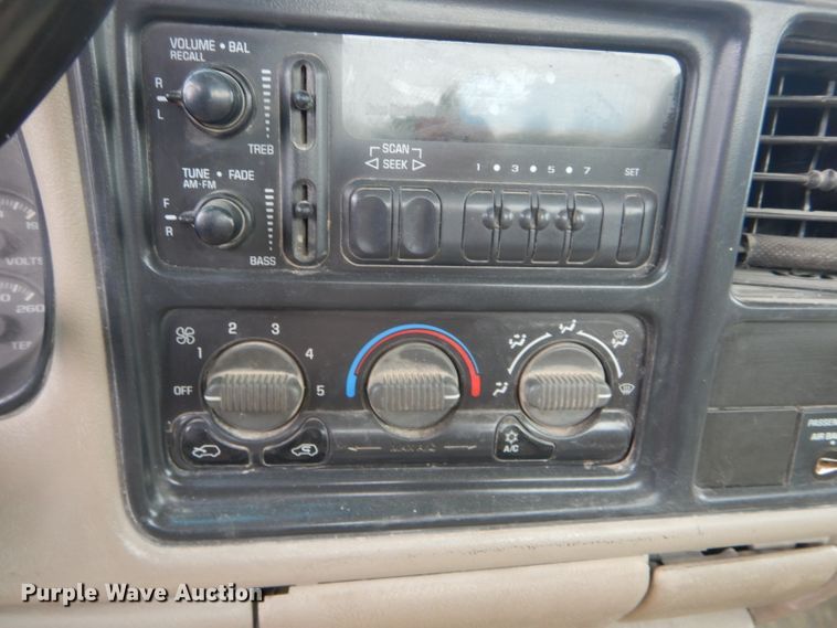 image for item FI9683 2002 GMC Sierra 2500HD pickup truck