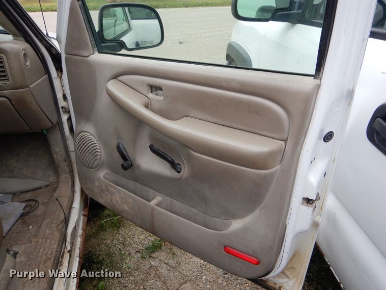 image for item FI9683 2002 GMC Sierra 2500HD pickup truck