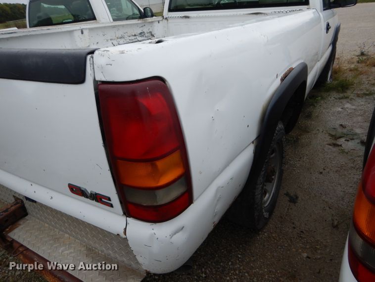 image for item FI9683 2002 GMC Sierra 2500HD pickup truck