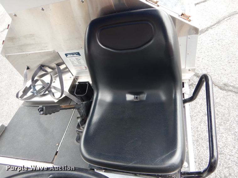 image for item FI9696 2005 Club Car food/beverage cart