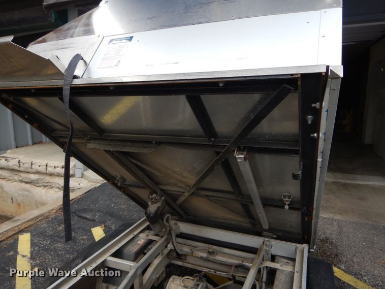 image for item FI9696 2005 Club Car food/beverage cart