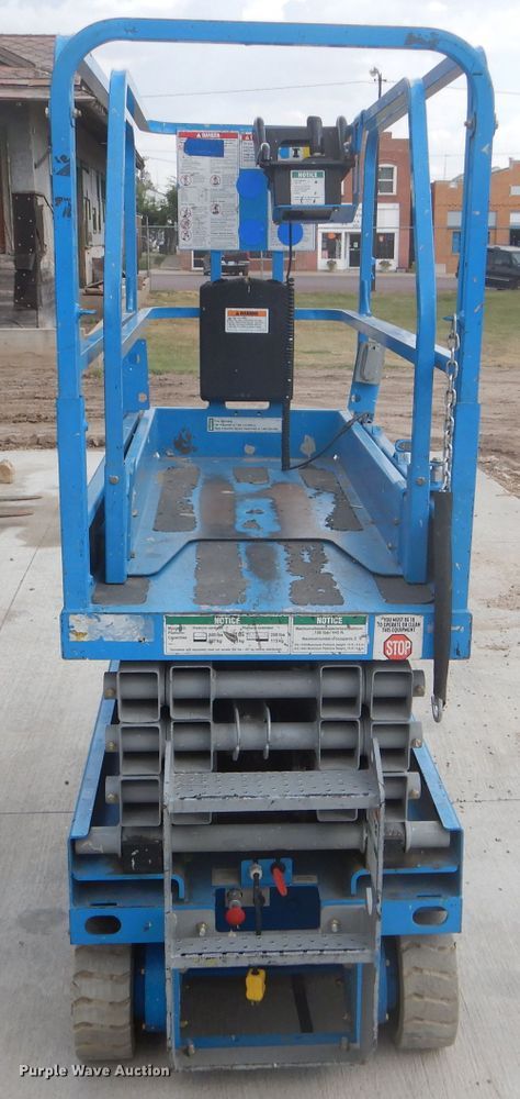 image for item FJ9779 2004 Genie GS1930 scissor lift