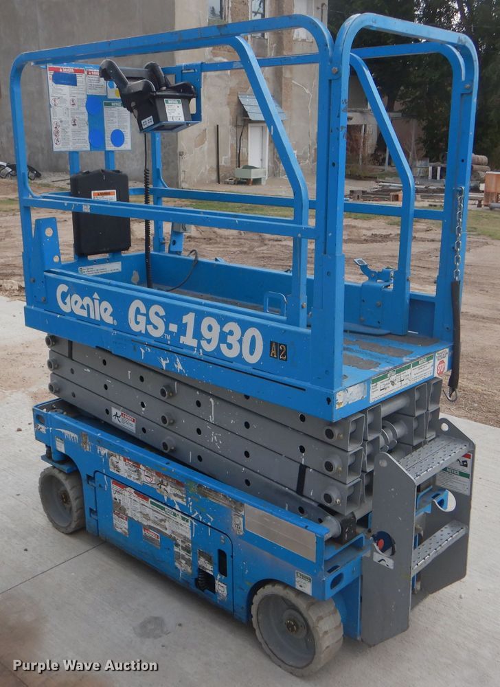 image for item FJ9779 2004 Genie GS1930 scissor lift