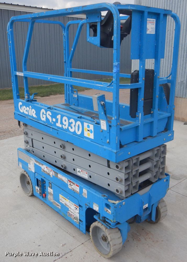 image for item FJ9779 2004 Genie GS1930 scissor lift
