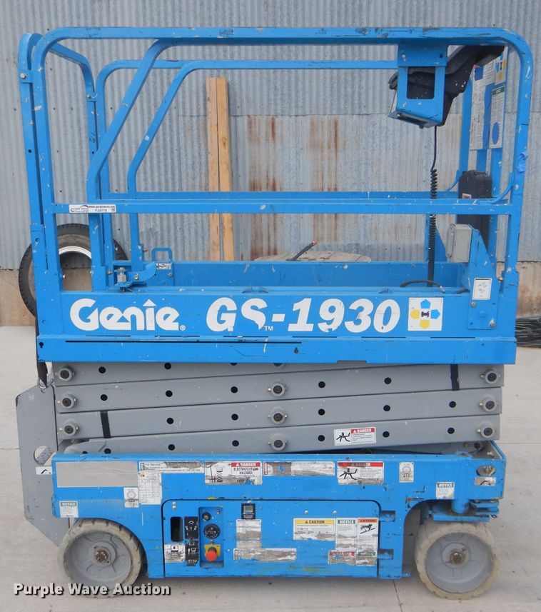 image for item FJ9779 2004 Genie GS1930 scissor lift