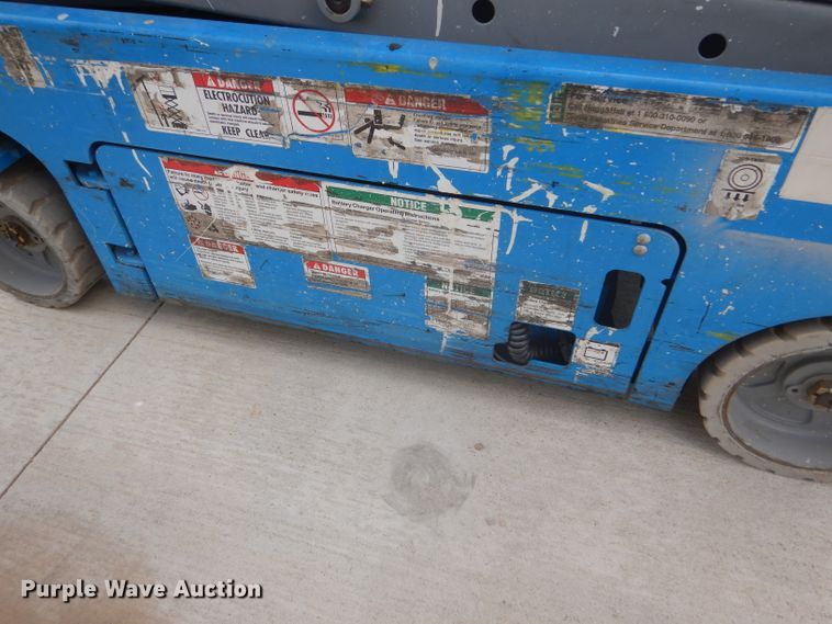 image for item FJ9779 2004 Genie GS1930 scissor lift