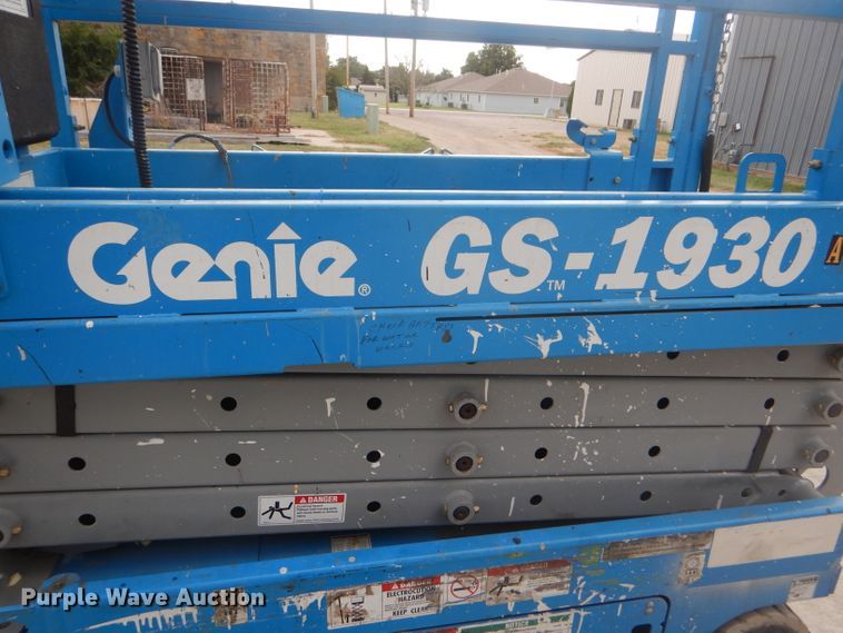 image for item FJ9779 2004 Genie GS1930 scissor lift