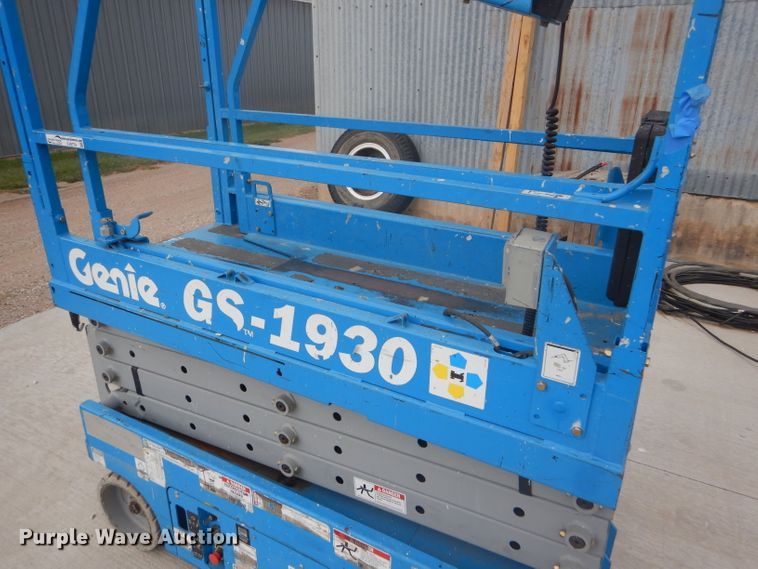 image for item FJ9779 2004 Genie GS1930 scissor lift