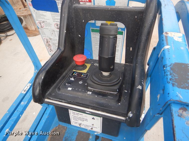 image for item FJ9779 2004 Genie GS1930 scissor lift