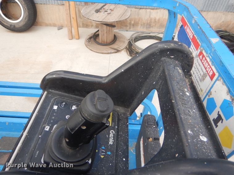 image for item FJ9779 2004 Genie GS1930 scissor lift