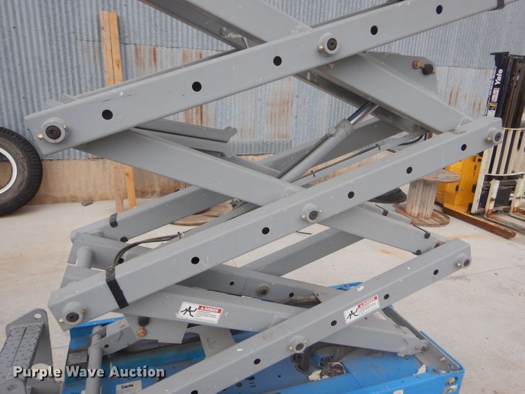image for item FJ9779 2004 Genie GS1930 scissor lift