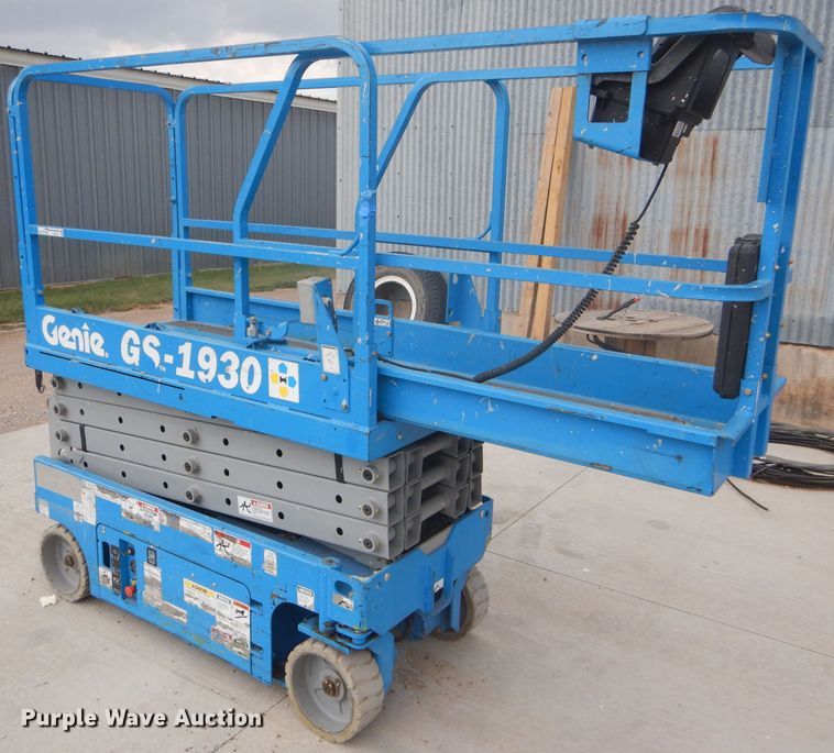 image for item FJ9779 2004 Genie GS1930 scissor lift