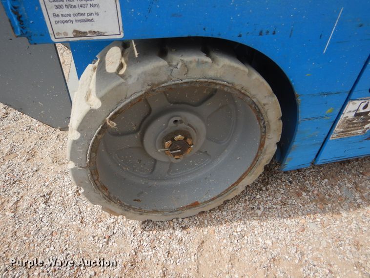 image for item FJ9779 2004 Genie GS1930 scissor lift