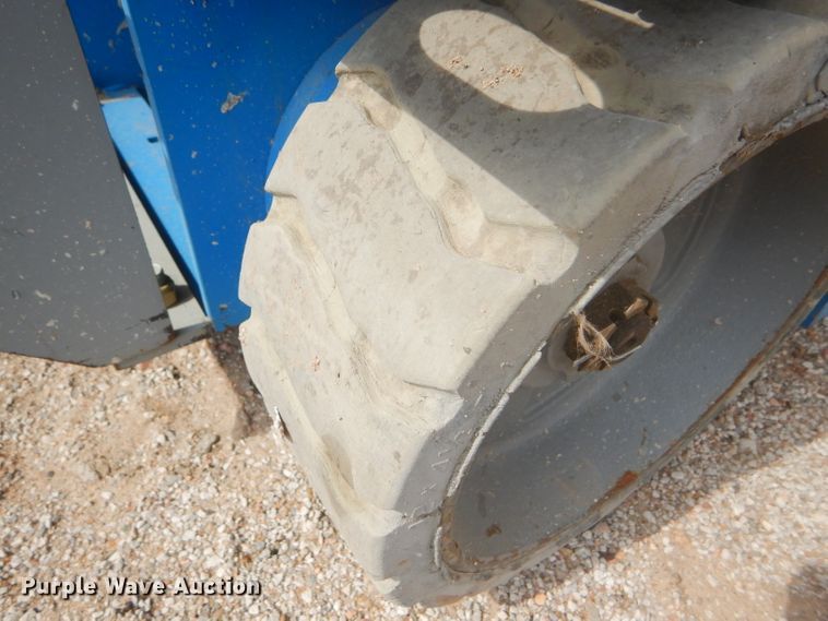 image for item FJ9779 2004 Genie GS1930 scissor lift