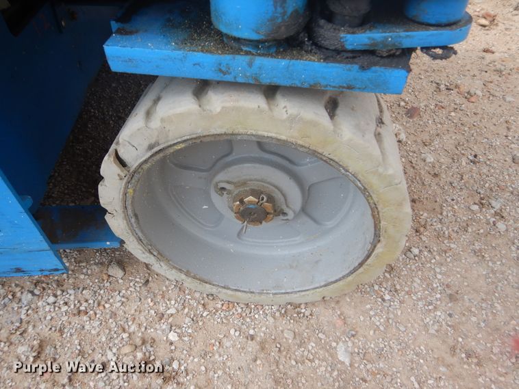 image for item FJ9779 2004 Genie GS1930 scissor lift