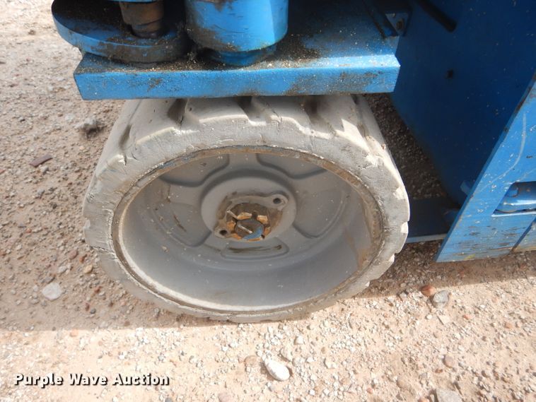 image for item FJ9779 2004 Genie GS1930 scissor lift