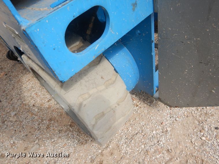 image for item FJ9779 2004 Genie GS1930 scissor lift