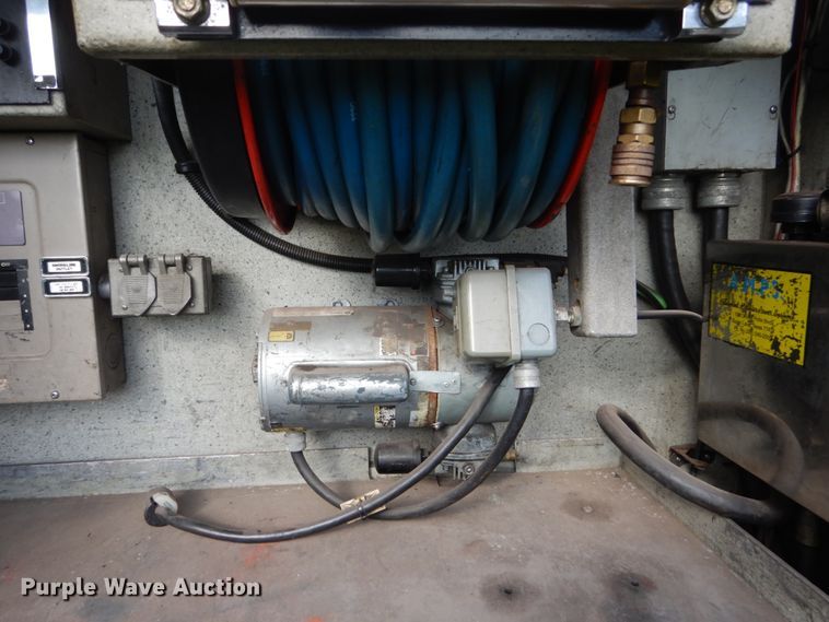 image for item FU9501 2000 Pierce rescue vehicle