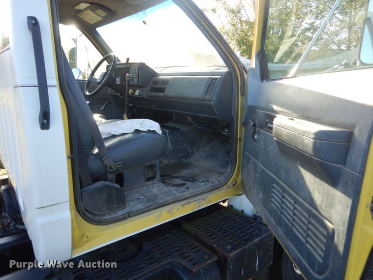 image for item FU9702 1995 GMC TopKick C6500 rollback truck