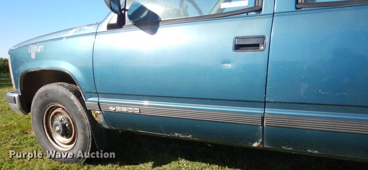 image for item FU9707 1993 Chevrolet Suburban C2500 SUV