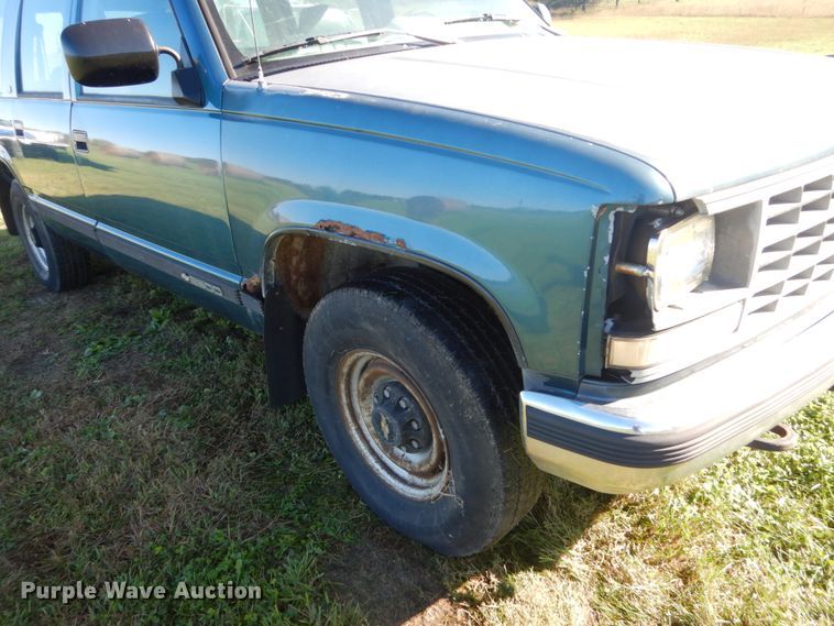 image for item FU9707 1993 Chevrolet Suburban C2500 SUV
