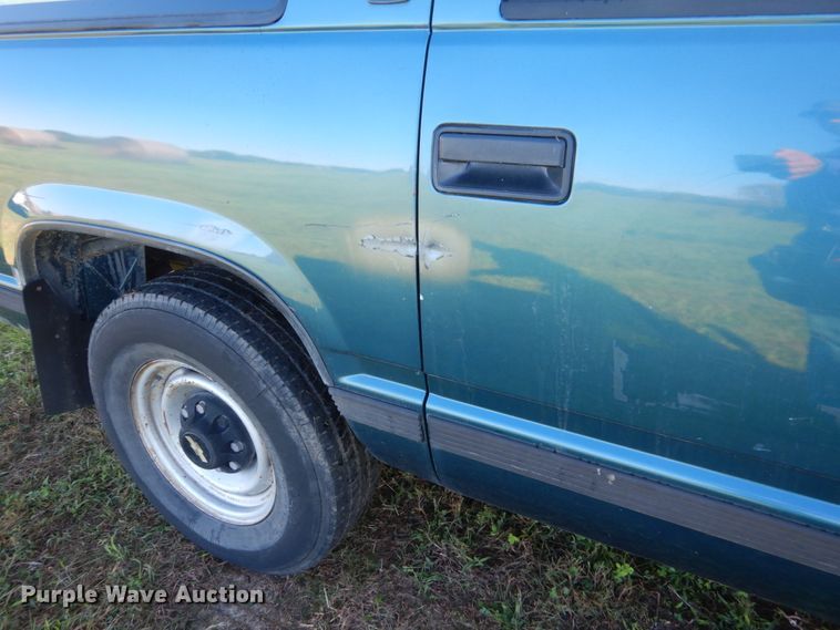 image for item FU9707 1993 Chevrolet Suburban C2500 SUV