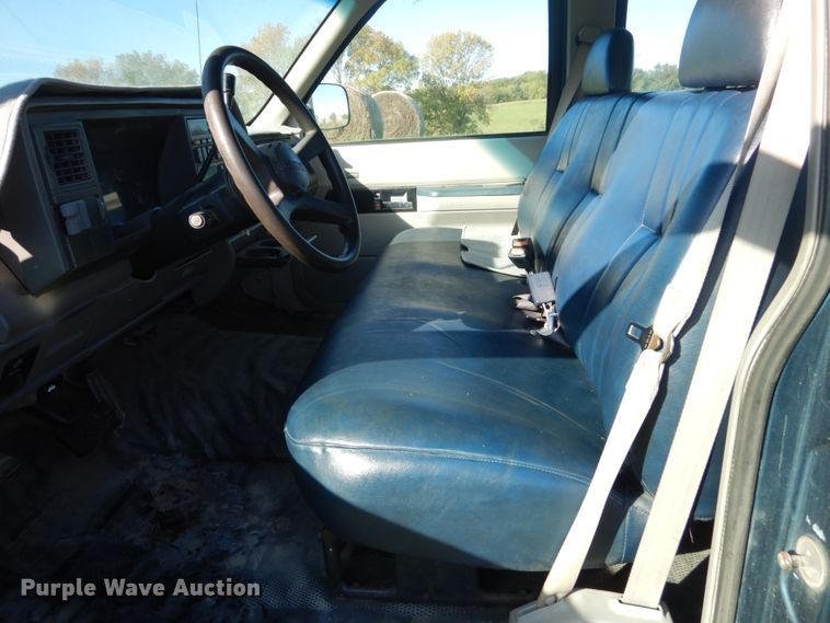 image for item FU9707 1993 Chevrolet Suburban C2500 SUV