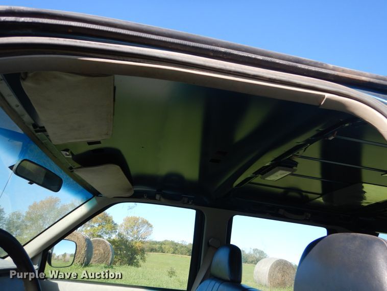 image for item FU9707 1993 Chevrolet Suburban C2500 SUV