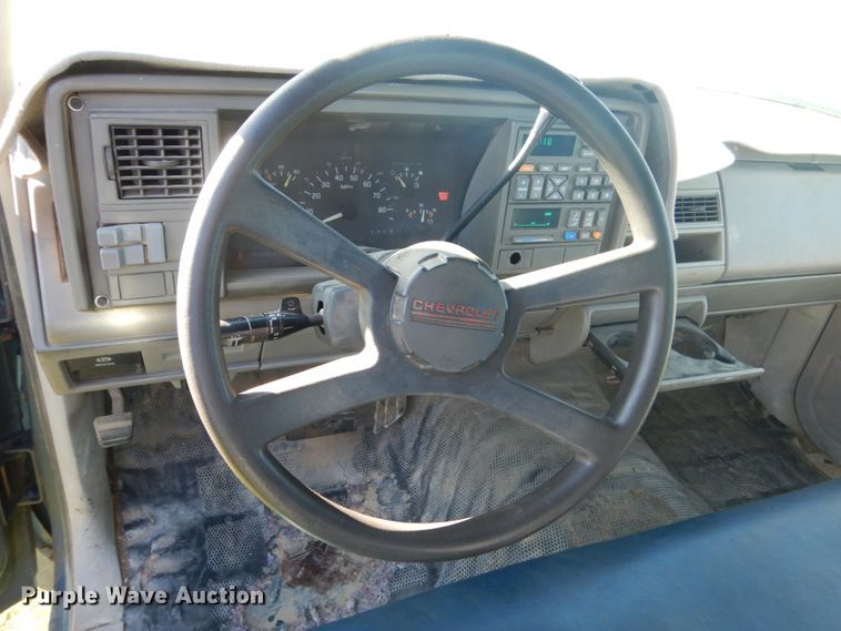 image for item FU9707 1993 Chevrolet Suburban C2500 SUV